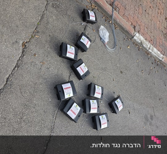 תחנות האכלה שחורות להדברת מכרסמים ומכסחי חולדות מונחות לפני התקנה